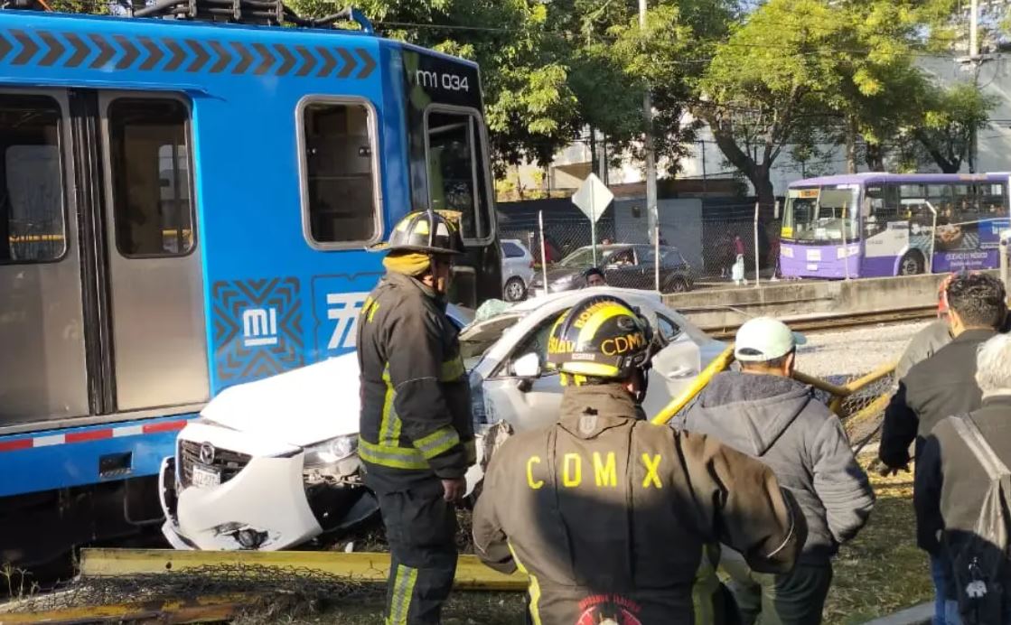 Auto choca con tren ligero